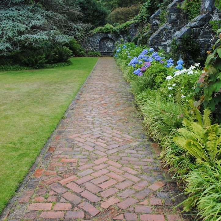 Von der Geländemodellierung bis zur finalen Bepflanzung – Ihr Partner für Gartenbau in Mettmann. Gartenrenovierung in Mettmann Galabau Erdarbeiten