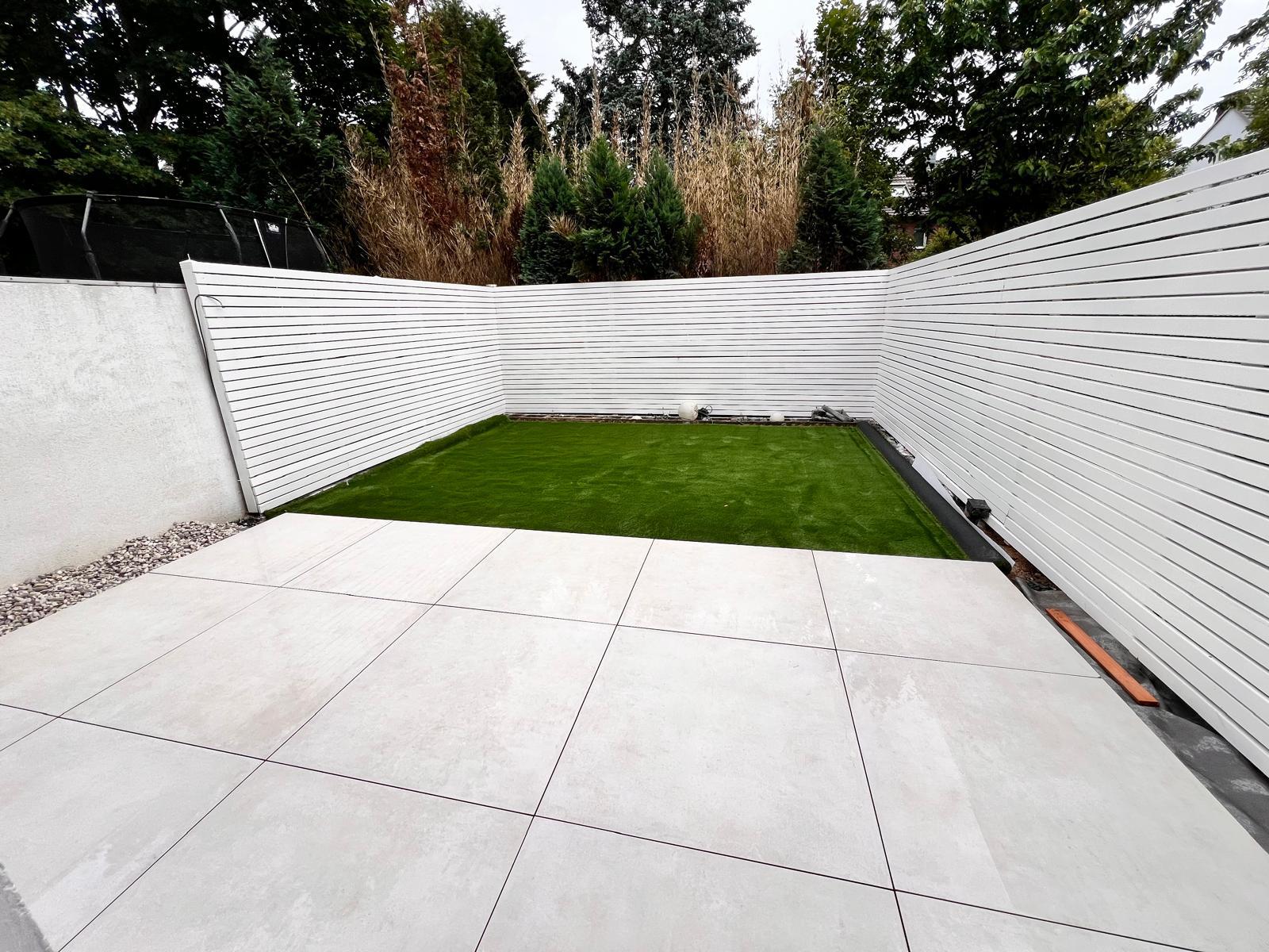 Nachher: Moderne Terrasse mit XXL-Fliesen Nachher Terrassenbau XXL Fliesen Wuppertal modern