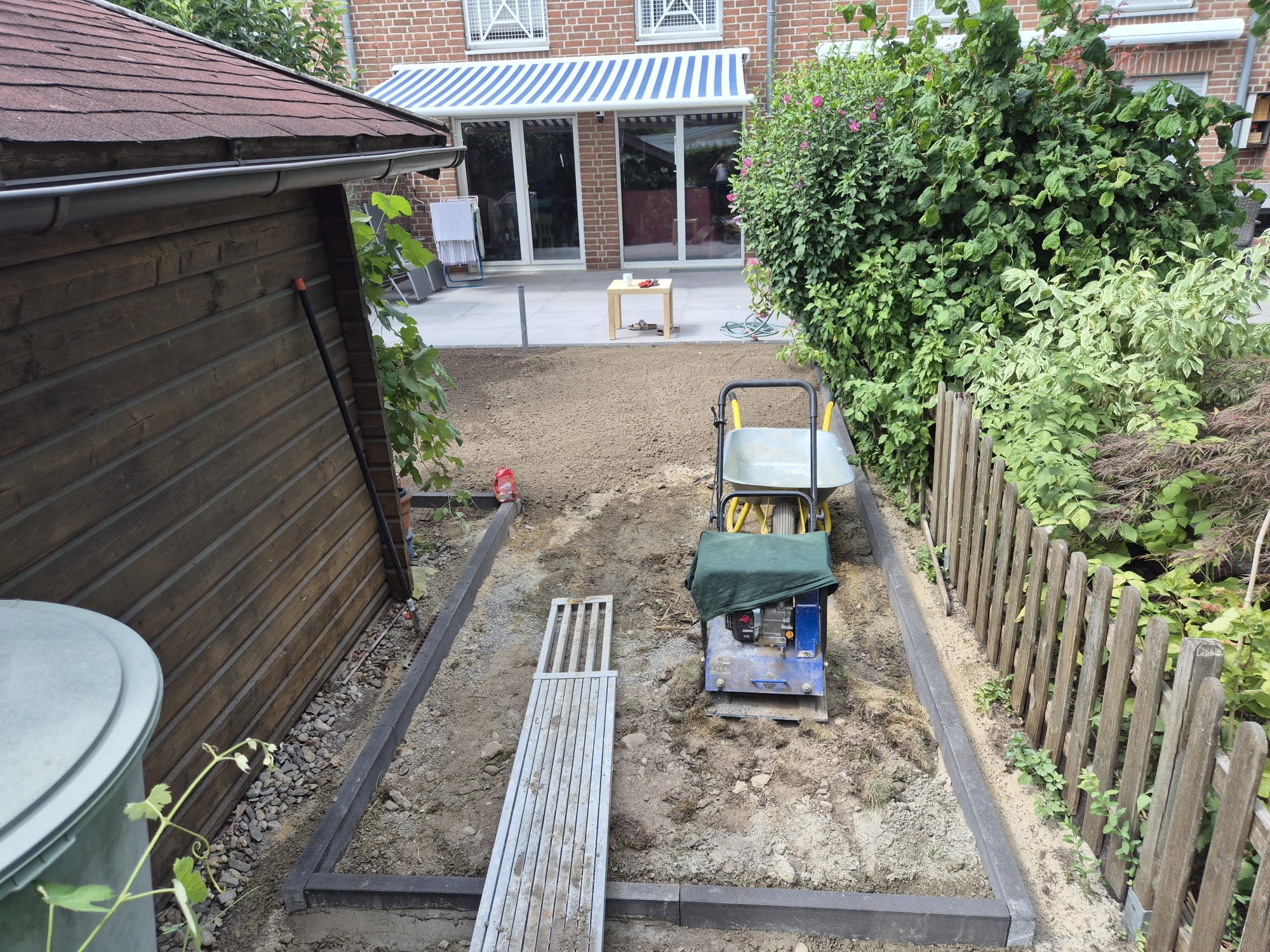 Vorher – Untergrundvorbereitung für Rollrasen in Solingen Vorher: Untergrundvorbereitung und Verdichtung für Rollrasen vor der Terrasse in Solingen durch Syla Gartenbau