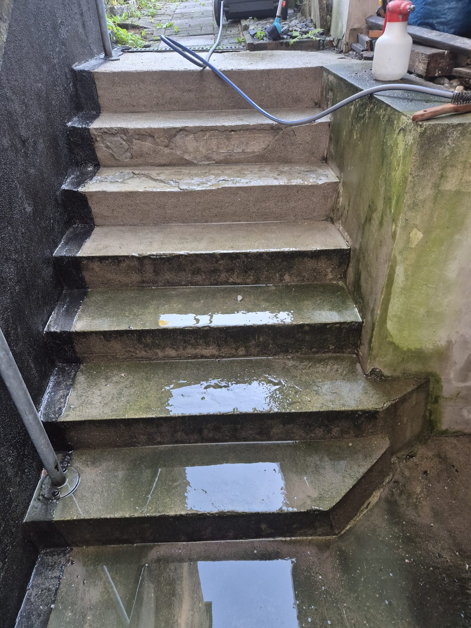 Galabau & Gartenbau Mettmann-Metzkausen: Staunässe vor Terrassenbau, Platten und Pflasterarbeiten Detail Vorher Gartenbau Galabau Mettmann-Metzkausen: nasse Risse vor Terrassenbau, Pflasterarbeiten und Pflastersteine verlegen