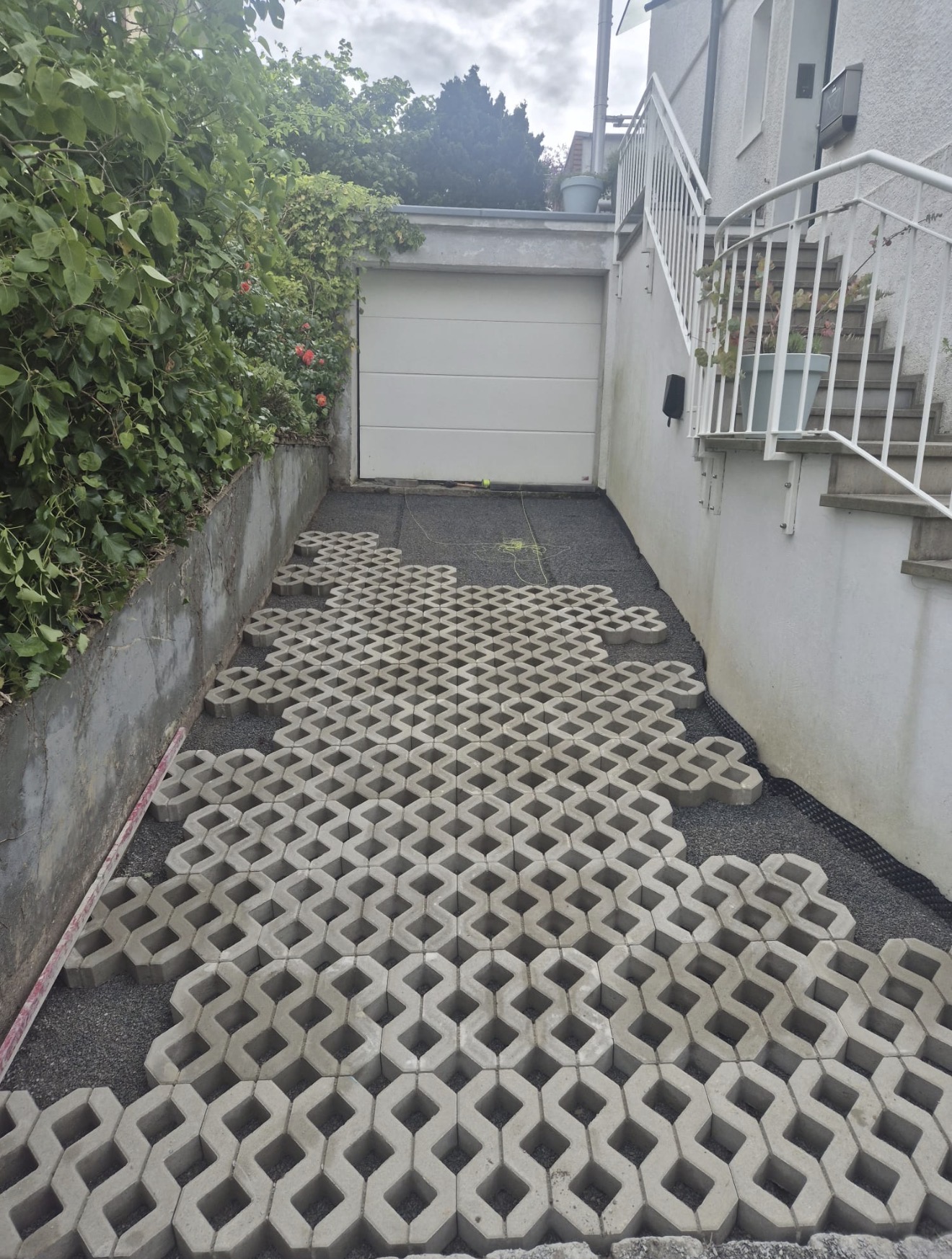 Pflasterarbeiten Solingen – Verlegung von Betonpflaster im dekorativen Verband Pflasterarbeiten Solingen: Fachgerechte Verlegung von hochwertigem Betonpflaster im modernen Muster – Syla Gartenbau Solingen Ohligs Wald