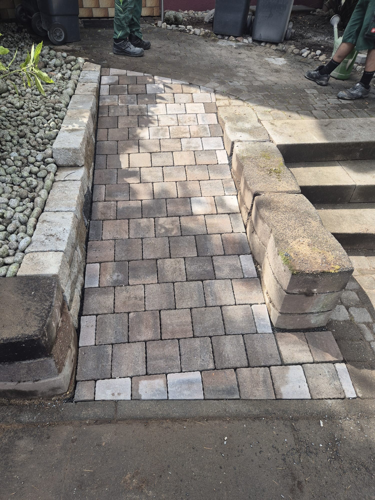 Nachher: Die neue gepflasterte Einfahrt Nachher Einfahrt pflastern Pflasterarbeiten Haan fertig