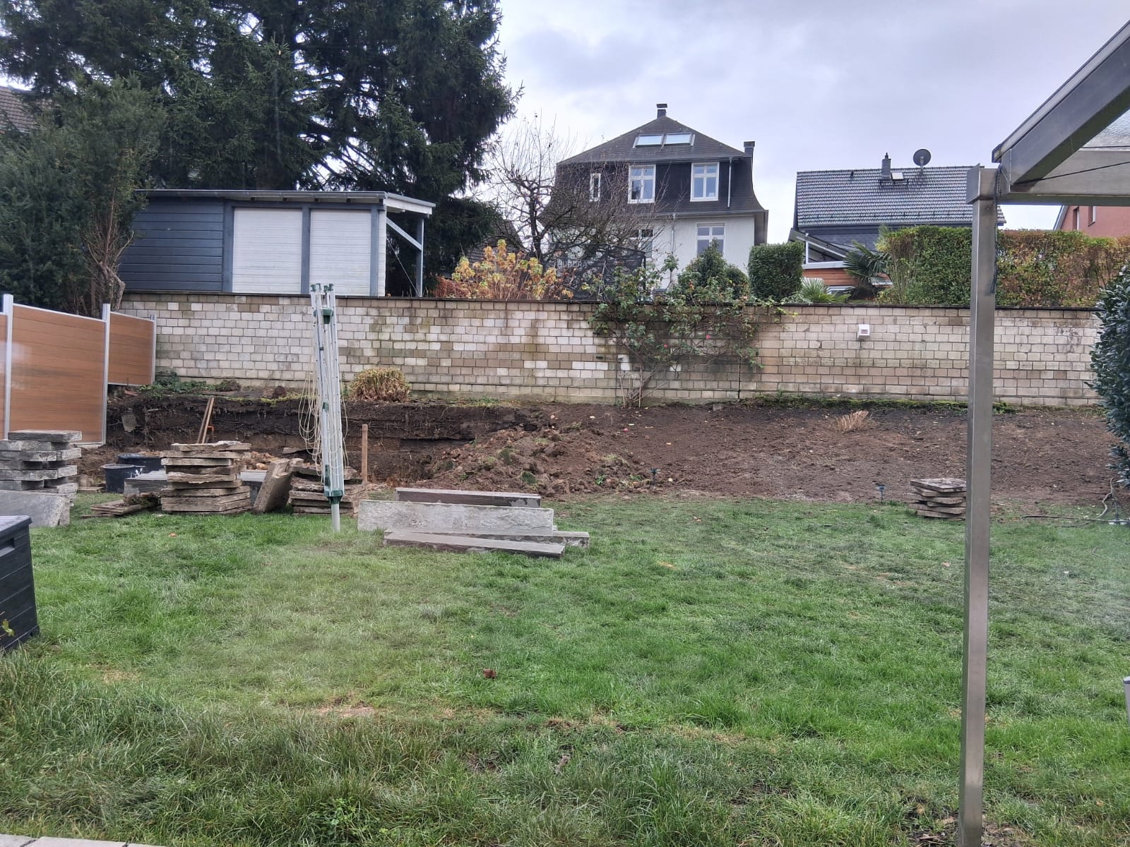 Vorher – Unebener Gartenbereich vor Terrassenbau & Pflasterarbeiten in Wuppertal Elberfeld Vorher: Unebener, ungenutzter Gartenbereich in Wuppertal Elberfeld vor Terrassenbau und Pflasterarbeiten durch Syla Gartenbau