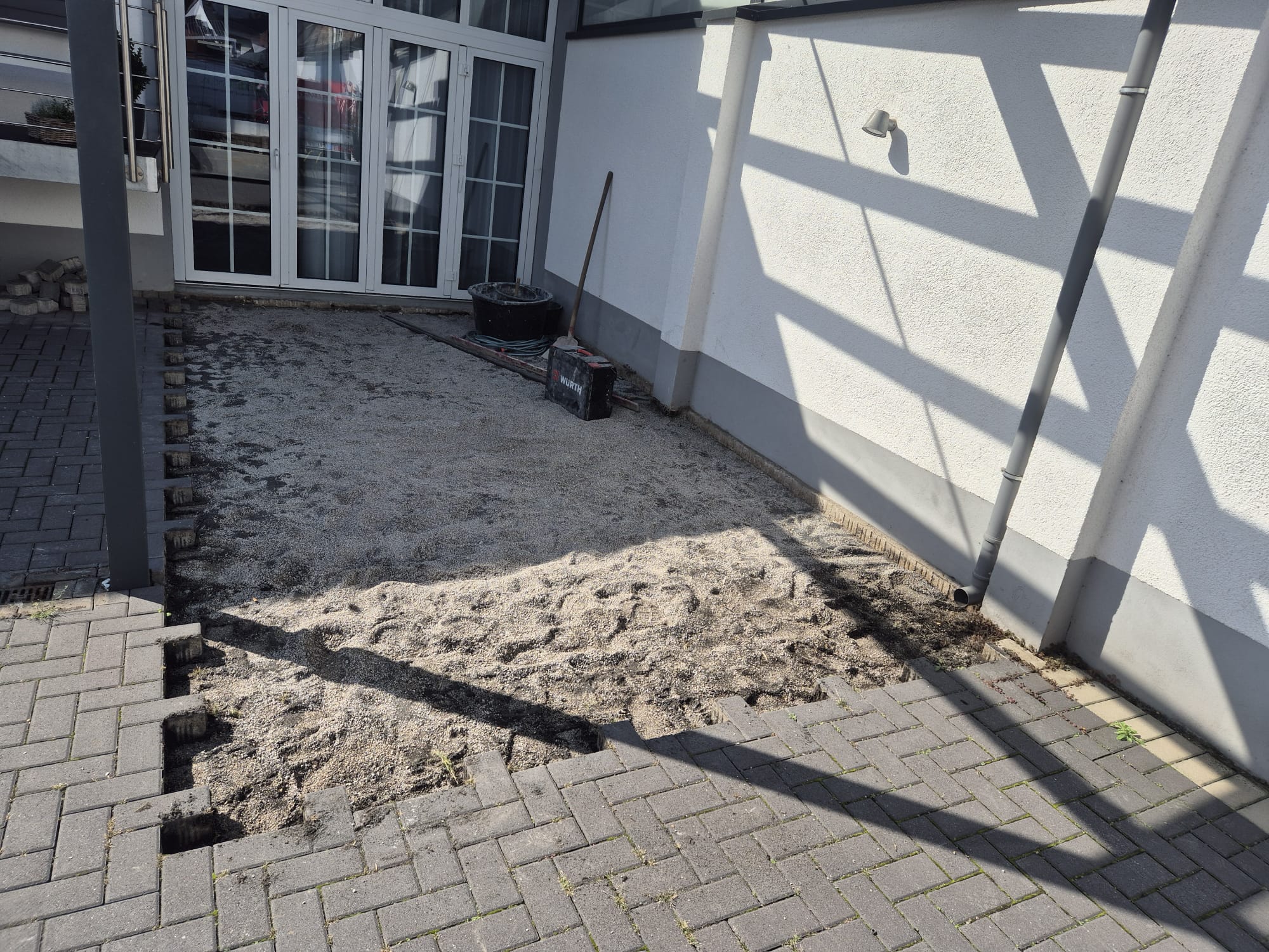 Terrassenbau Langenfeld Vorher – Pflasterfläche & Unterbau Vorher: Pflasterarbeiten & Unterbau für Terrasse in Langenfeld von Syla Gartenbau.