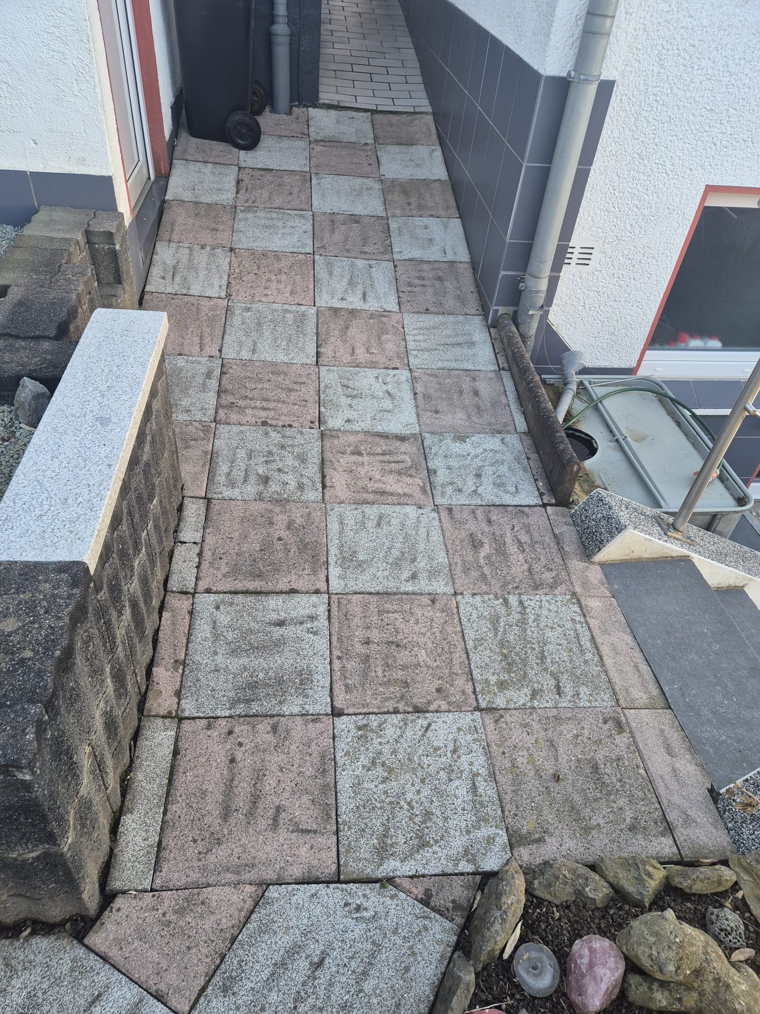 Vorher: Pflasterarbeiten und Terrassenbau in Solingen Vorher: Pflasterarbeiten Terrassenbau in Solingen