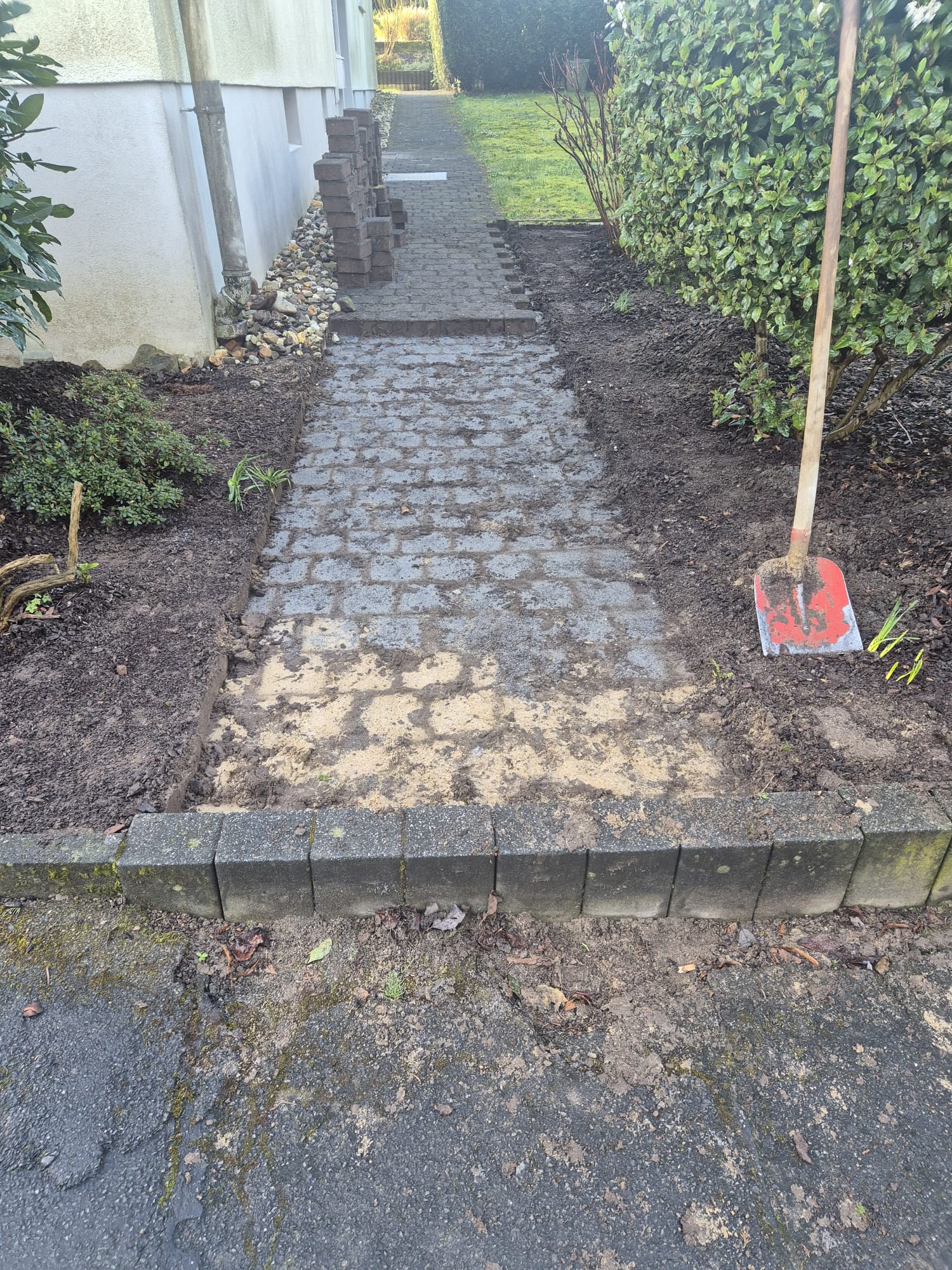 Vorher – Unebener und verwitterter Gartenweg in Hilden vor den Pflasterarbeiten Vorher: Alter, unebener und verwitterter Gartenweg in Hilden vor den Pflasterarbeiten durch Syla Gartenbau