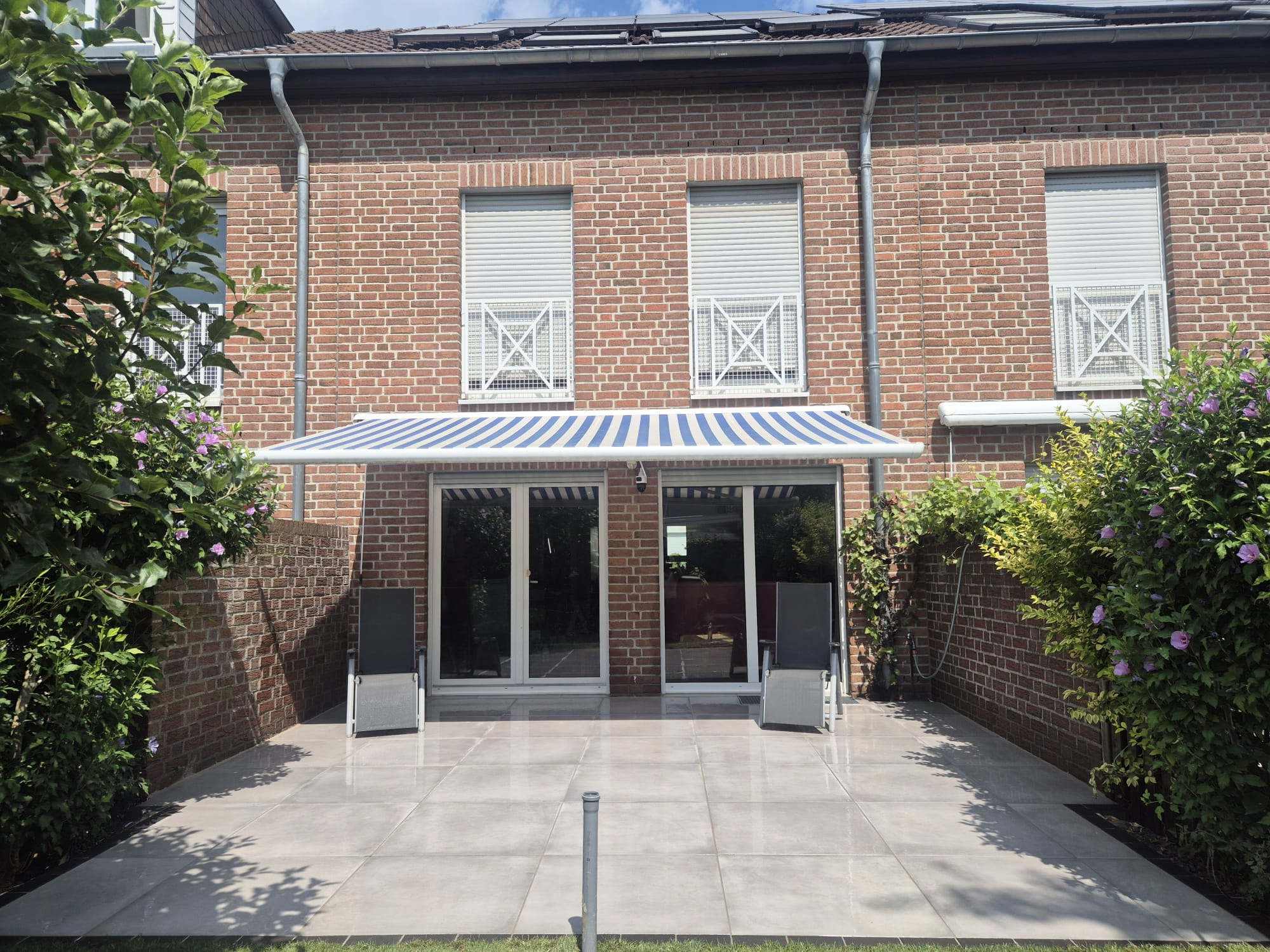 Nachher – Moderne Terrasse mit grauen Terrassenplatten in Wuppertal-Elberfeld Nachher: Moderne Terrasse mit grauen Terrassenplatten nach Terrassenbau in Wuppertal-Elberfeld durch Syla Gartenbau