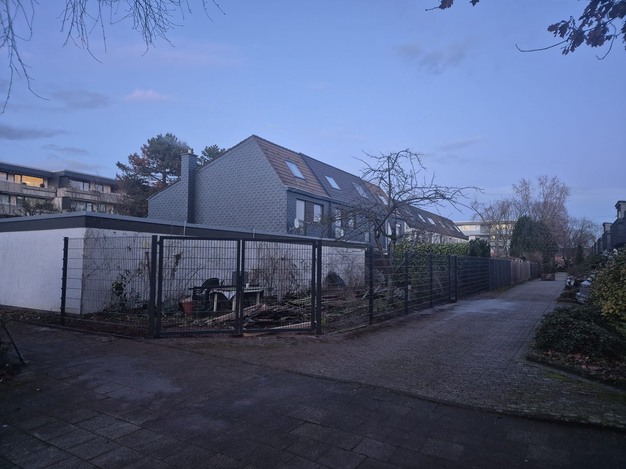 Nachher: Stabiler Doppelstabmattenzaun mit Sichtschutz-Hecke in Wuppertal Nachher: Neuer Doppelstabmattenzaun mit grüner Hecke in Wuppertal – perfekter Sichtschutz nach der Zaunmontage von Syla Gartenbau