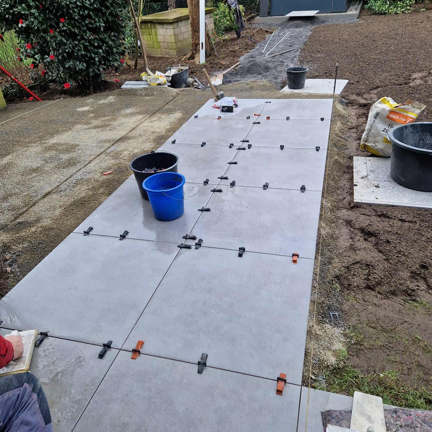 Vorher: Garten und Terrasse in Solingen Vorher Rollrasen verlegen Terrassenbau Fliesen Solingen Baustelle