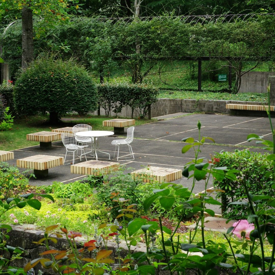 Professionelle Rasenverlegung und Bodenvorbereitung in Erkrath für ein sattes Grün in Ihrem Garten. Rollrasen verlegen Erkrath Gartenbau Neugestaltung Rasen