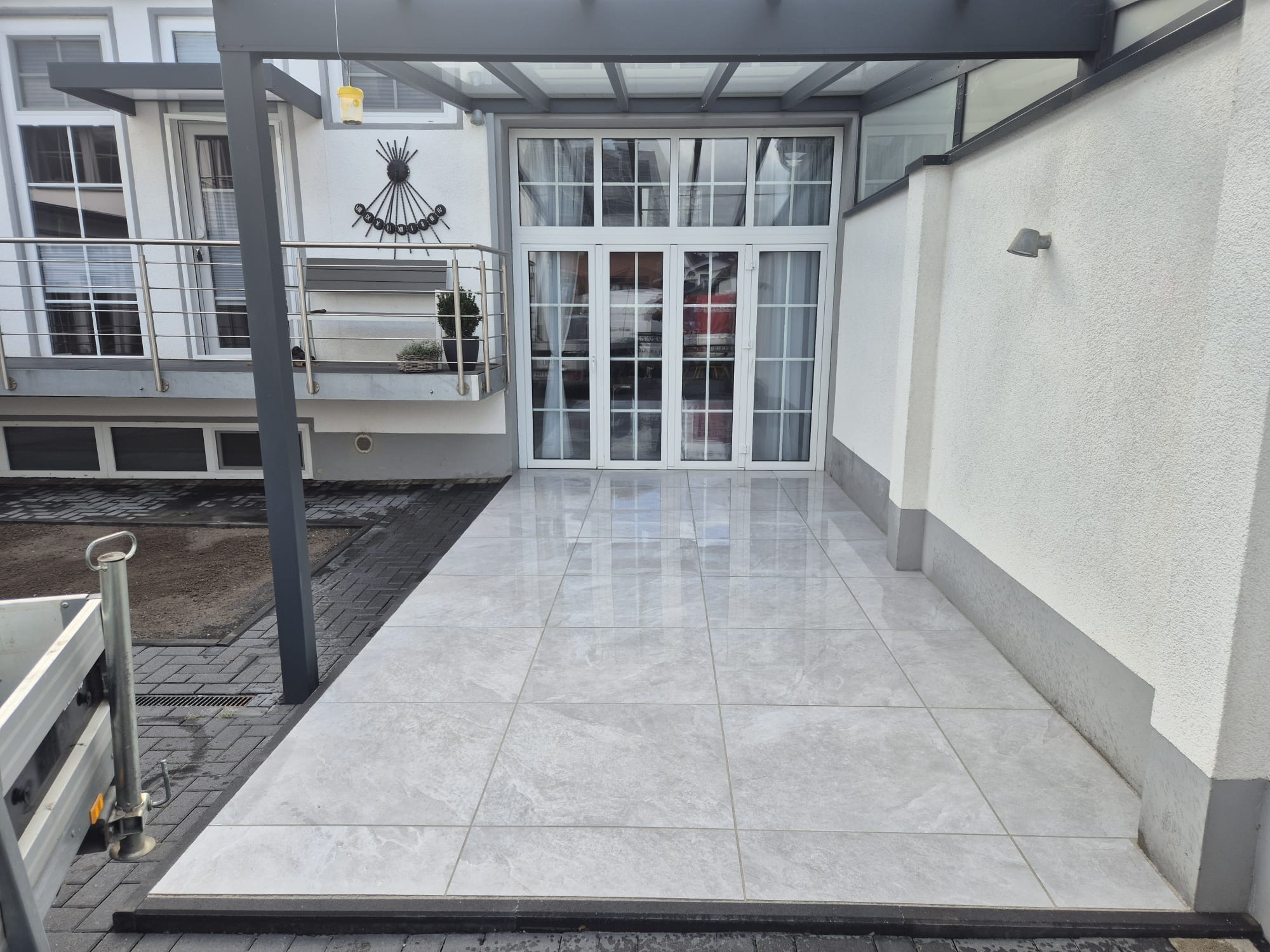 Nachher: Terrassensanierung Langenfeld Nachher – XXL Feinsteinzeug Nachher: Moderne XXL-Feinsteinzeug Terrasse in Langenfeld verlegt von Syla Galabau.